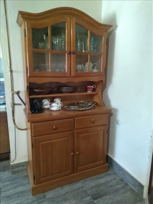 drvena vitrina od masivnog drveta