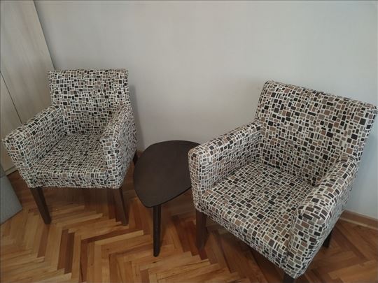 Dve fotelje i stočić