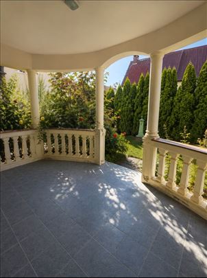 Cela Kuca 8 soba /8-room Prazno Whole house