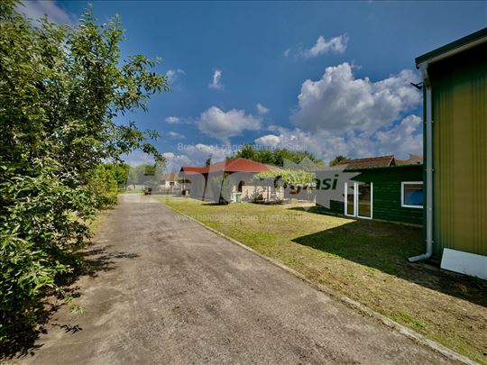 Kuća 160m² sa magacinskom halom 230m² na 64,3 ara