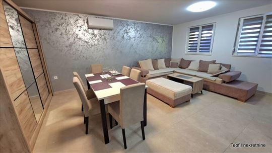 Kumodraž 65+dvorište parking, renoviran, namešten