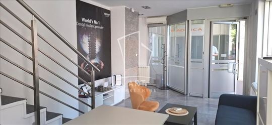 Lokal sa velikim izlogom u dve etaže ID#16083
