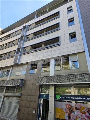 Luksuzni stan u centru 136 m2 sa 2 parking mesta