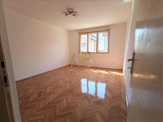 UknjiŽen 2.5 Stan Sa Podrumom 25 m²!