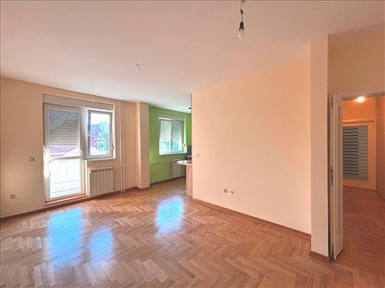 Crveni krst odličan polunamešten sa garažom