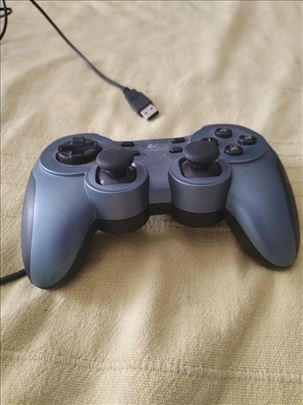 Dzojstik za gejmere Logitech RumblePad2,kao nov