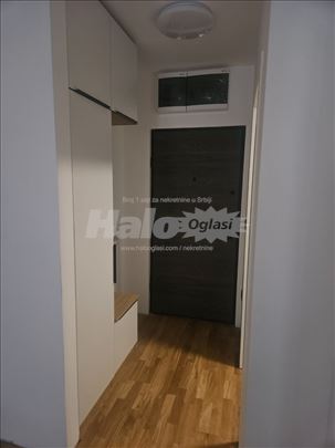 Izdaje se potpuno nov, opremljen stan sa garažom