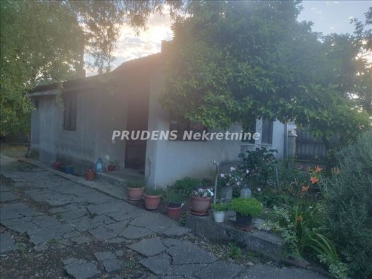 Kuća sa placem u centru Jakova