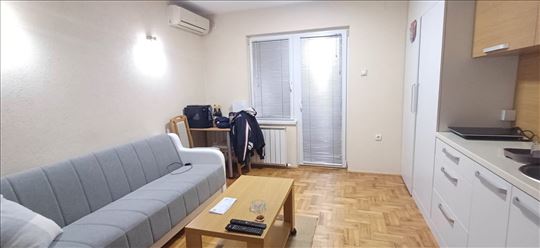 Kumodraž, nameštena garsonjera u mirnoj ulici