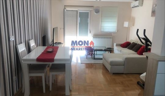 Renoviran sa garažom, namešten stan,kod Kluza, 2.5