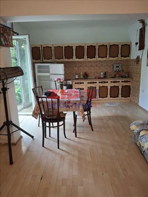 Sremčica useljiva kuća 81m2( ukupno 216 m2)