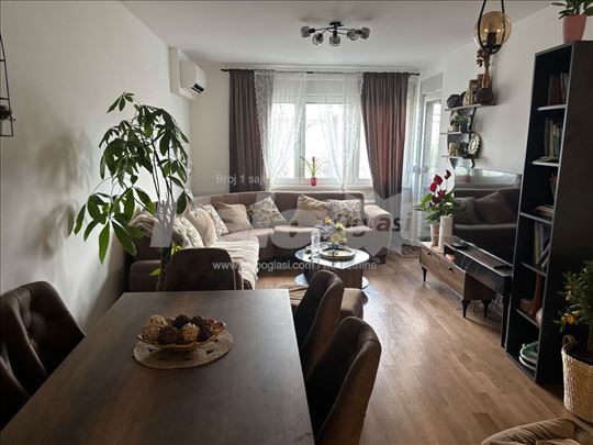 Divan komforan lux stan na prodaju