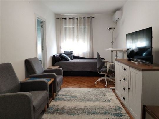 Kostolačka, renoviran, 43m2, dvosoban, terasa