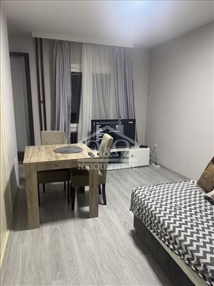 Renoviran i opremljen stan na prvom spratu u širem