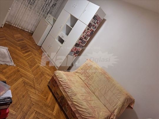 Izdajem dvosoban namešten stan u centru Kragujevca
