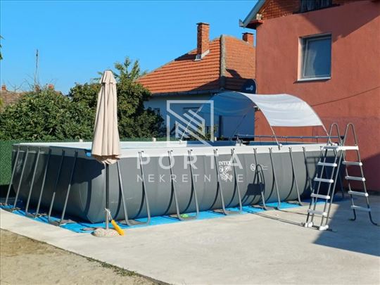 Porodično imanje sa dve kuće na 22 ari placa – Pet