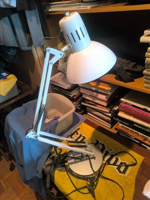 Radna stona lampa bele boje sa podesivim zglobom 