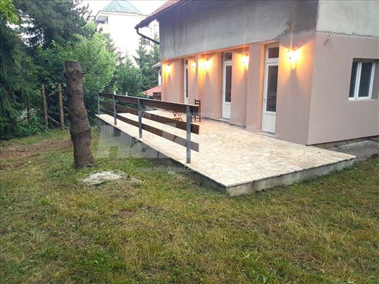 2 apartmana sa uknjiženim dvorištem 1 km od centra