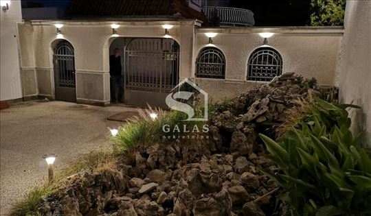 Izdaje se prostrana kuća 260 m²