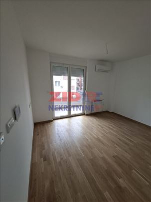 Nov useljiv trosoban stan 70 m2 u Zrenjaninu, zame