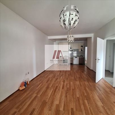 Prizemni trosoban stan, 80 m², Konjarnik, Zvezdara