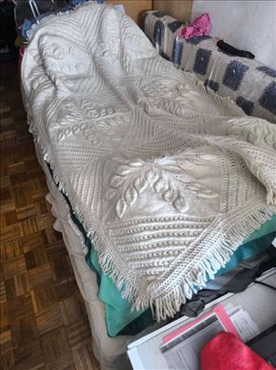 Prekrivac od ciste vune, bele boje, rucni rad.