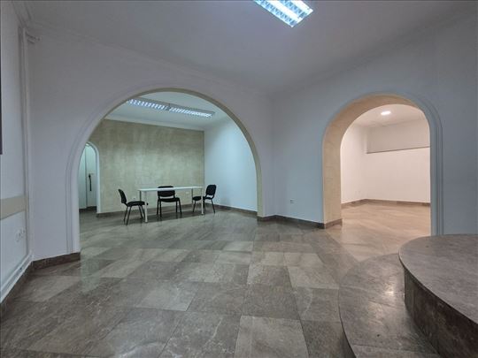 Ugaoni lokal sa dva ulaza u Kneza Miloša, 36m2