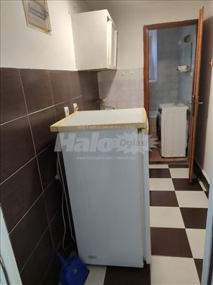 Izdajem garsonjeru 17kvm, Zemun, psut, nameštena.