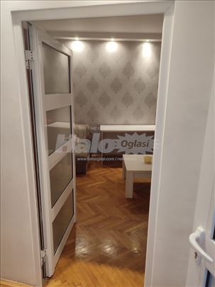 Izdajem stan u centru u ulici Majke Jevrosime