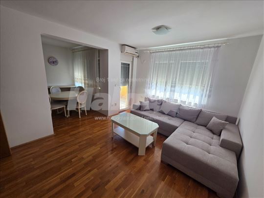 Kompletno opremljen dvosoban stan 58 m² sa garažom