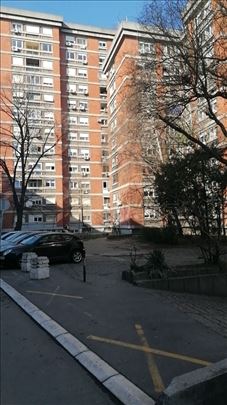 Parking mesto u garaži zgrade u Porečkoj kod MUP-a
