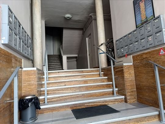 Renoviran trosoban, salonska zgrada, strogi centar