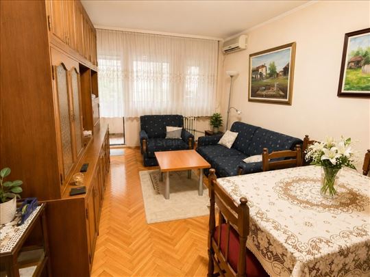 Dve spavaće sobe, 60m2, uknjižen, velika terasa