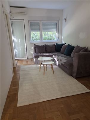 Izdaje se stan 42m² – Novi Beograd