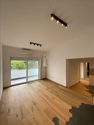 Moderan, privlačan, renoviran stan 46m² + terasa 1