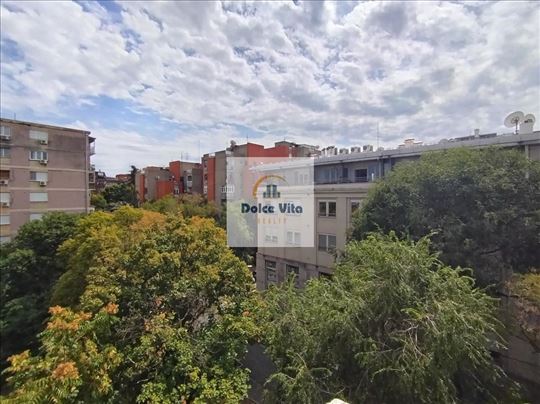 Odlican renoviran 2-soban sa terasom. Širi centar.