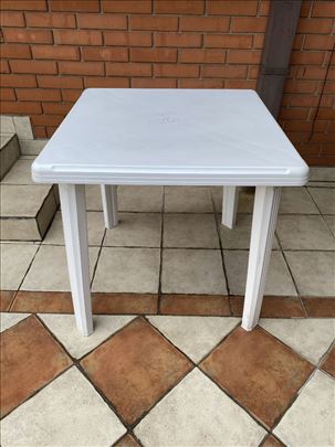 Plastični sto za baštu i terasu
