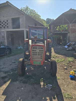 Prodajem traktor u kompletu