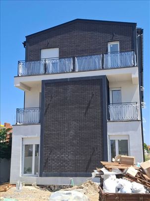 Surčin, novogradnja, prvi sprat, rok sept. 2026. g