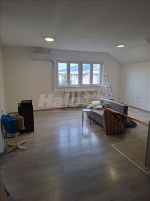 Trosoban stan 70m² Banovo Brdo
