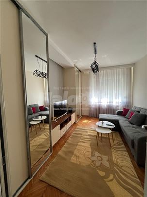 Trosoban stan u Zemunu 60m2