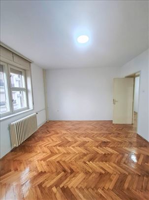 Vračar, Koče Kapetana ugao sa Krunskom, 58m2