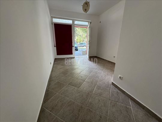 Borča, garaža, uknjižena, koristi se kao stan
