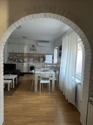 Izdaje se stan 50 m² u Zemunu–kod Više Meducinske