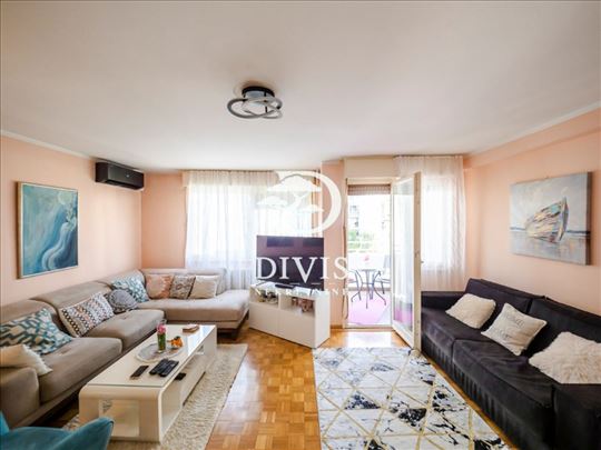 Prodaje se prostran 3.0 stan na Dorćolu, 85m2
