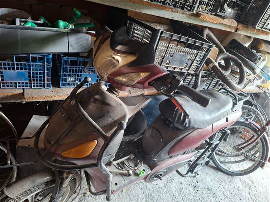 Skuter sa pedalama