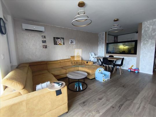 Četvorosoban namešten, stan od 100m2 u centru Panč