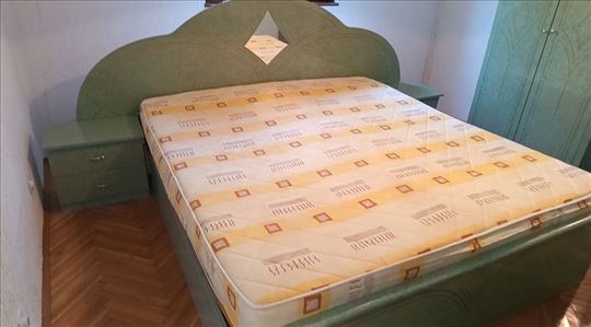 Italijanski bračni krevet sa 2 noćna stočića