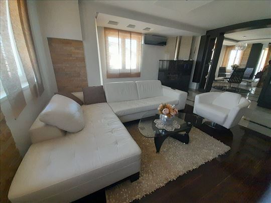 Na prodaju luksuzni duplex od 161 m² sa namestajem