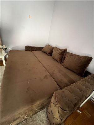 Glomazan lep krevet, kao nov, razvlači se, fioka
